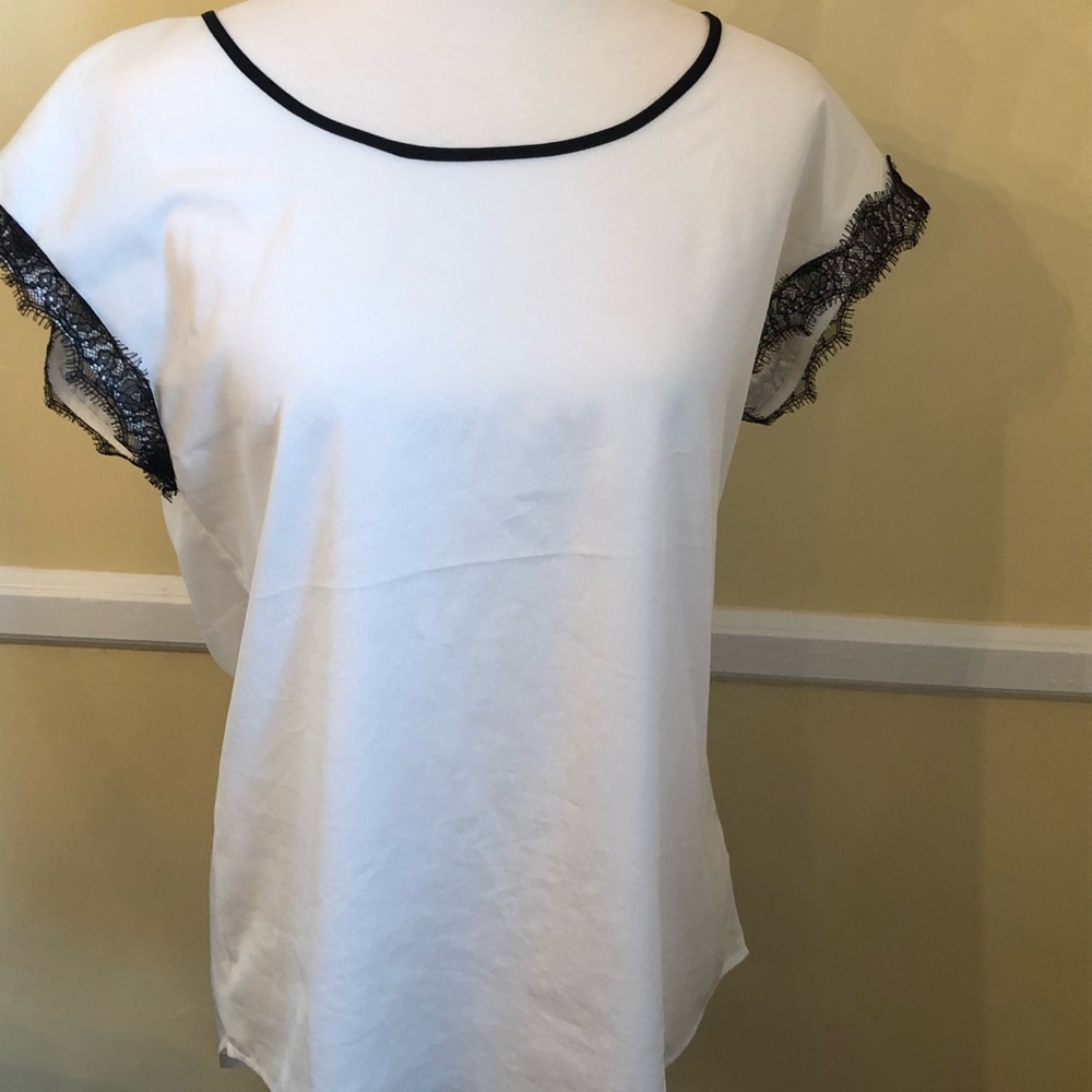 Women’s Medium Express top with lace detail